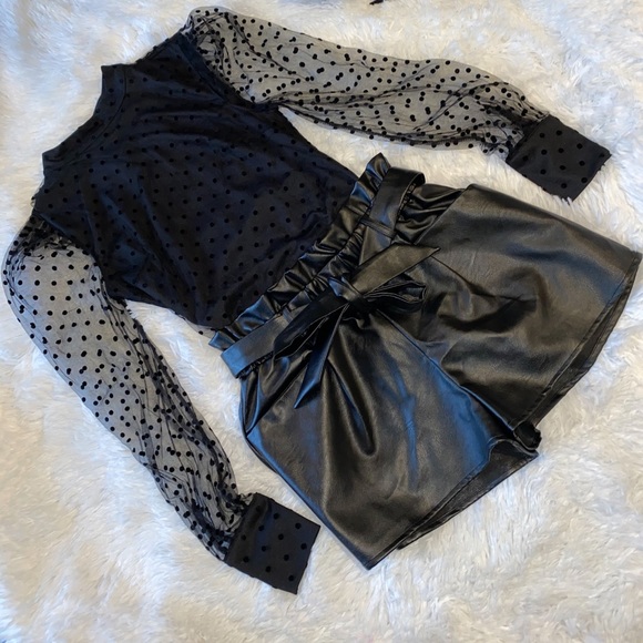 Tops - Black blouse with polka dot, sheer sleeves🖤